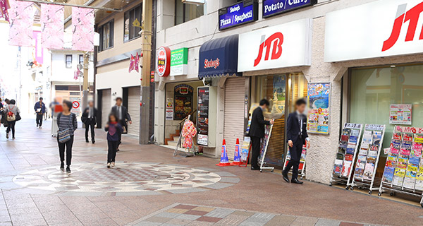 名店街に入り直進すると右手側にJTB