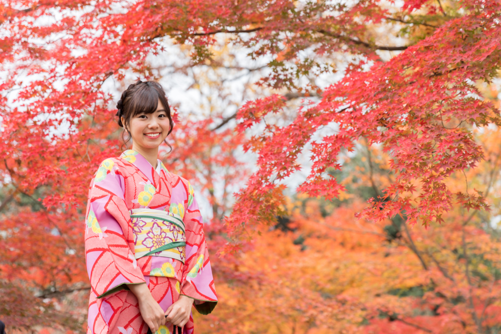 京都の紅葉巡りは着物で