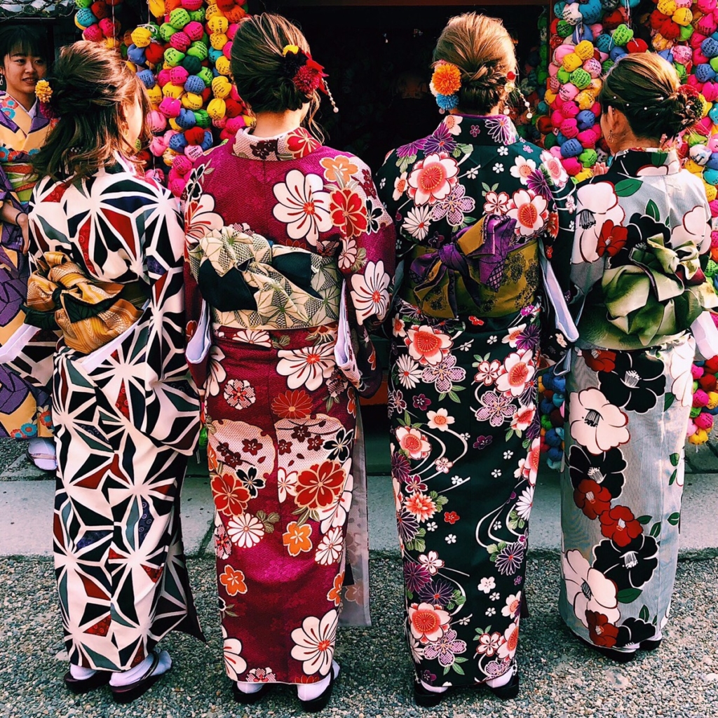 京都らしい大人っぽさを出すなら「落ち着いた色柄の着物」が人気