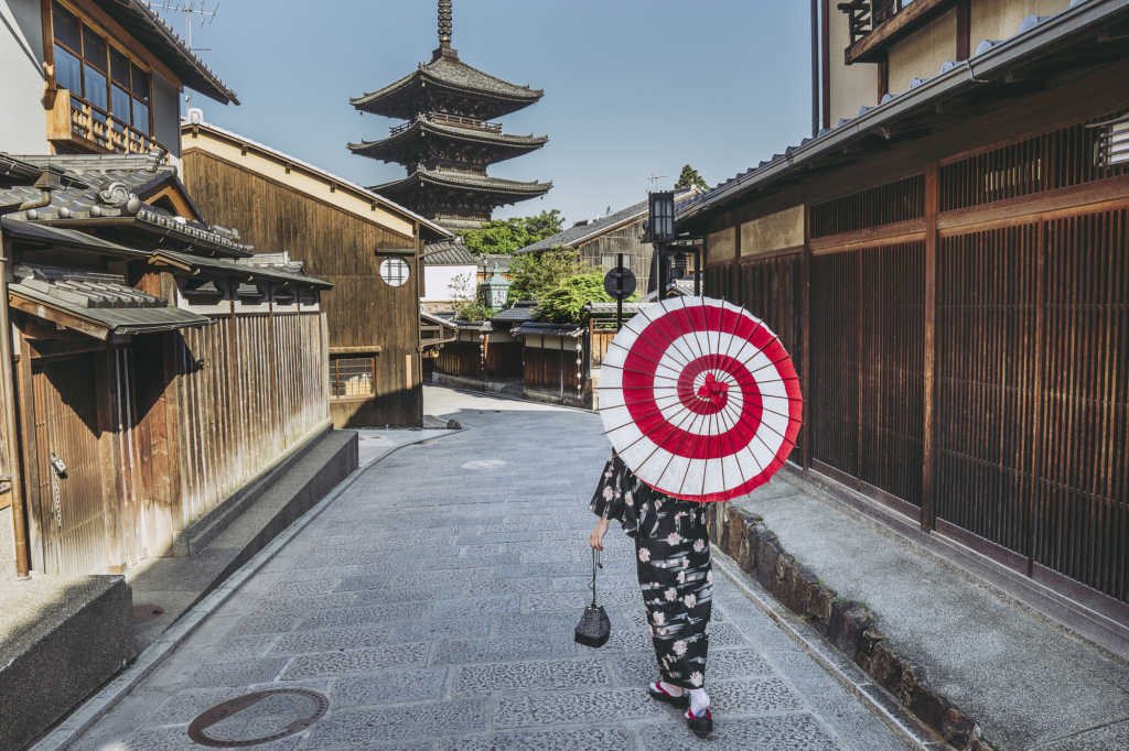 朝の京都を歩く女性