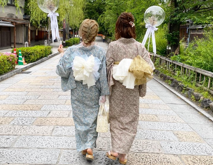 ガーリーな着物で京都を散策