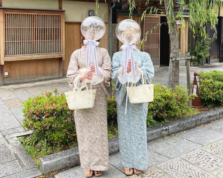 ガーリーな着物で京都を散策